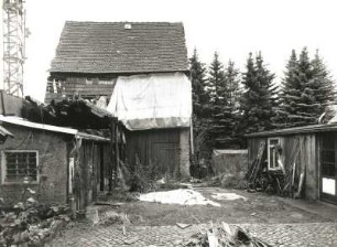 Radeberg, Pirnaer Straße 15. Wohnhaus mit Scheune und Ladeneinbau (1801/1850). Hof mit Scheune und Schuppen