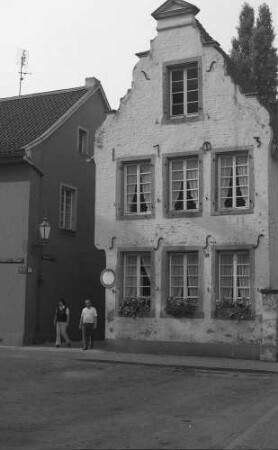Düsseldorf-Kaiserwerth: Giebelhaus am Kirchplatz