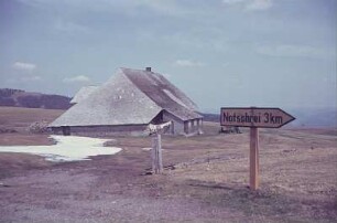 Schauinsland. Hütte und Wegweiser