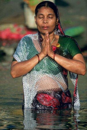 Ganges. Betende Frau