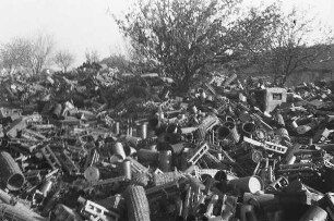 Zweiter Weltkrieg. Frontbilder. Ukraine. Aufgetürmte Fahrzeugtrümmer