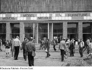 Messebesucher vor der Ausstellungshalle für Möbel auf der Leipziger Herbstmesse