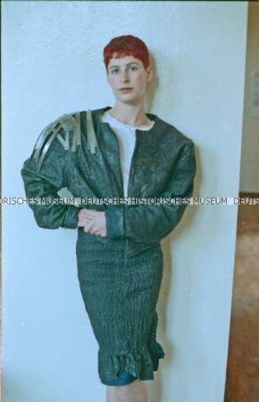 Modell in grauem Lederkostüm mit Metallbändern der Designergruppe Allerleirauh
