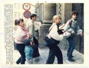 Exodus of East Germany Prag 1989 - DDR-Flüchtlinge an der Eingangstür der BRD-Botschaft in Prag