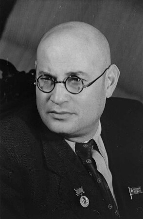 Porträt Boris Gorbatow (1908-1954; Dichter, Russland), aufgenommen anlässlich des 1. Deutschen Schriftstellerkongress vom 4.-8.10. 1947 in Berlin