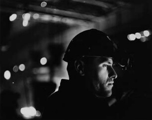 Brandenburg an der Havel. VEB Stahl- und Walzwerk Brandenburg. Stahlwerker in der Produktionshalle