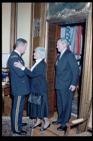 Fotografie: Weihnachtsempfang bei US-Stadtkommandant Major General John H. Mitchell in seiner Residenz in Berlin-Dahlem
