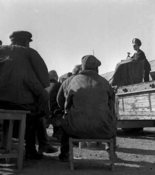 Zuschauer und Darsteller einer Aufführung : Kasachstan, Zuschauer und Darsteller eines Feldkabaretts
