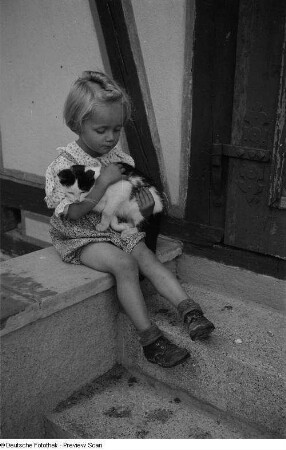 Mädchen mit einer Katze