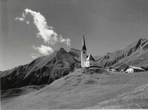 Blick auf die Kirche von Tenna, vor der Signina Gruppe