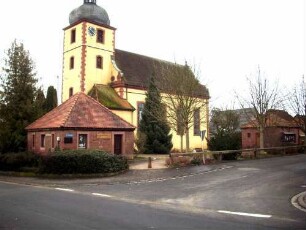 Ansicht von Nordosten mit Kirche (im Kern Romanisch) über Kirchhofmauer