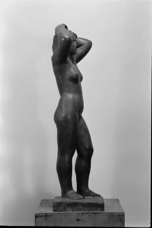 Stehendes Mädchen : Stehendes Mädchen. Bronze (1951; W. Arnold). Privatbesitz