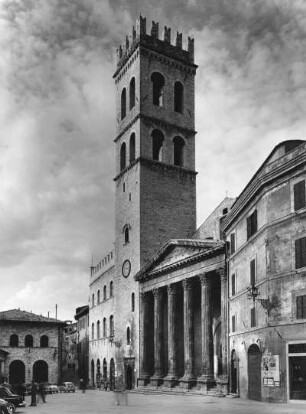 Assisi, Piazza del Comune (Marktplatz), Minerva-Tempel und Stadtturm, Palazzo Capitano del Popolo (Stadthaus), Alte Straßenlaternen