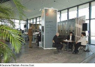 Präsentation an den Informationsständen im Foyer