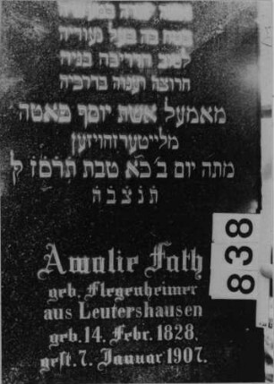 Grabstein 838 (Index: 99802405) Material: Granit, poliert Zustand: sehr gut Maße HxBxT: 175x54x24 cm Beschreibung: getreppter Sockel, obeliskenartige Stele Besonderheit: Endreim: Grabstein 838 (Detailaufnahme)