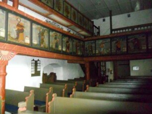 Langhaus Innen-nach Südwesten mit Holzemporen (Bemalung in Farbigkeit) in Übersicht