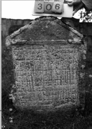 Grabstein 306 (Index: 100107717) Material: Kalkstein Zustand: verwittert, völliger Textverlust Maße HxBxT: 96x68x21 cm Beschreibung: Stele, Giebelabschluß, oben gerundet, Schriftfeld rechteckig eingetieft: Grabstein 306