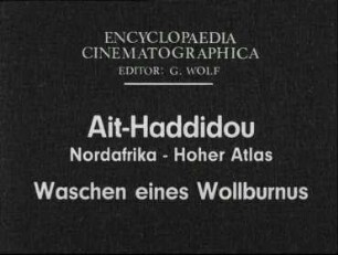 Ait-Haddidou (Nordafrika, Hoher Atlas) - Waschen eines Wollburnus