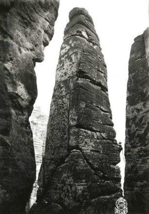 Sächsische Schweiz, Rathener Gebiet. Raaber Säule. Ehrhardt Renger an der Südkante des Alten Weges (VIIb, ohne Schwebesicherung)