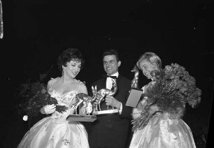 Verleihung des Bambi-Filmpreises an die von der Zeitschrift "Film-Revue" ermittelten beliebtesten vier Filmstars.