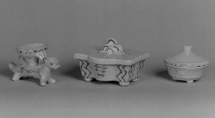 Hund als Nadelschale und zwei Dosen : Hund als Nadelschale und zwei Dosen. Fayence, bemalt, glasiert (um 1925; K. Feuerriegel). Frohburg: Museum im Schloß Frohburg V 420/95, V 421/95, V 422/95