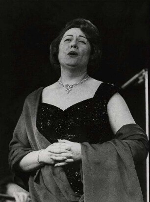 [Renata Tebaldi singend]