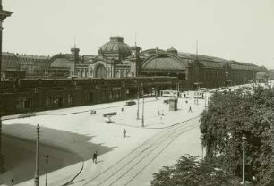 Dresden, Hauptbahnhof : Dresden. Hauptbahnhof. Blick über den Wiener Platz