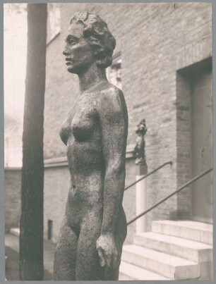 Frauenstatue II, Detail, 1929, Bronze