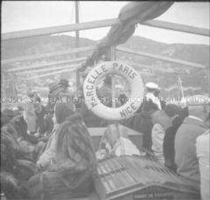 Passagiere an Deck eines Segelschiffs, Rettungsring mit der Aufschrift "Marcelle-Paris-Nice", Nizza