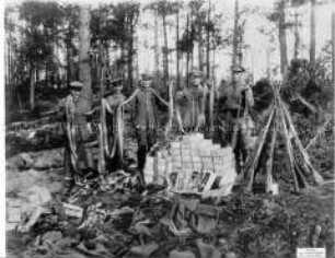 Deutsche Soldaten mit erbeuteten russische Waffen