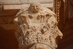 Libyen - römische Ausgrabungen : Säulenkapitell im römischen Theater von Sabrata, 2. Jh. n. Chr. erbaut, aufgenommen 2006