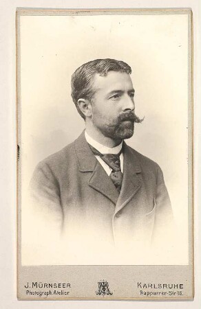 Porträt Friedrich Diehm : Foto-/Bildersammlung Stenografische Sammlung. Porträt Friedrich Diehm. Photographie. Carte de visite (1899; J. Mürnseer). Dresden: SLUB P a 0091