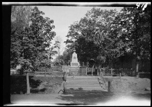 Tauroggen (=Tauragë, Bez. Tauragë, Litauen): Denkmal in Form eines kleinen Obelisken mit einer kleinen Büste obenauf und einem Doppeladler vorne ("Denkmal des Generals Yorck in Tauroggen")