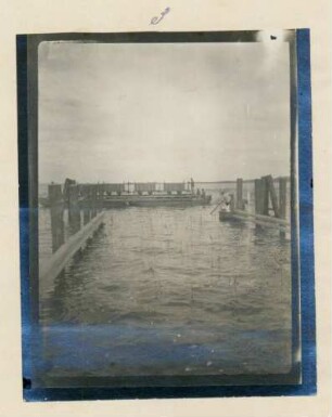 Foto eines Bootes an der Landebrücke bei Gribiany