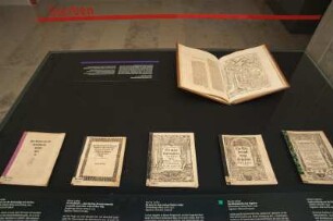 SLUB, Ausstellung "Wie Luthers Worte fliegen lernten" : Ausstellungsvitrine "Sterben"