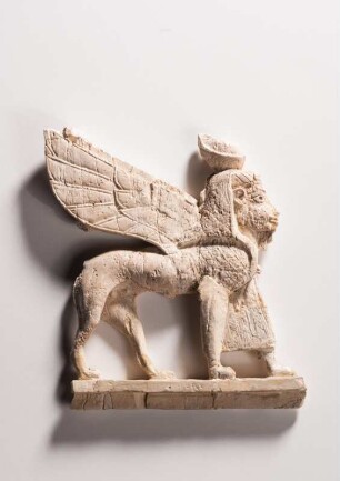 À jour gearbeitetes Relief einer Sphinx