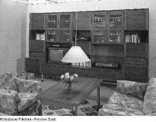 Anbauwand : Wohnzimmermöbel (1981; VEB Möbelkombinat Nord (MKN)). Anbauwand mit Sitzgruppe und Couchtisch