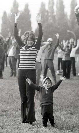 Gymnastik : Sportfest des Deutschen Turn- und Sportbundes (DTSB) in der DDR, zur Leibesertüchtigung der Bevölkerung. Jung und Alt machen mit. Mutter und Kleinkind