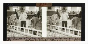 Praktische Ausbildung der Bergjungleute in der Anlernwerkstatt (Schreinerei)