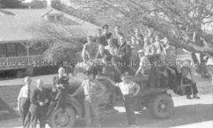 Selbstversenkung des Hochseepassagierdampfers "Columbus" am 19. Dezember 1939, Besatzungsangehörige im Internierungslager auf Angel Island, Kalifornien, auf einem Lastwagen