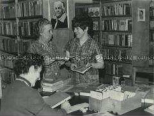 In der Bibliothek des VEB Strumpfkombinat Esda Oberlungwitz