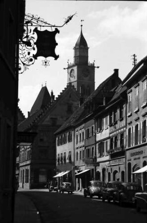 Überlingen: Straße mit Aushängeschild und Münsterturm