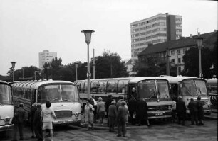 Freiburg: DB Reisespaß mit Reisepass; 1000 alte Leute reisen; bereitstehende Busse