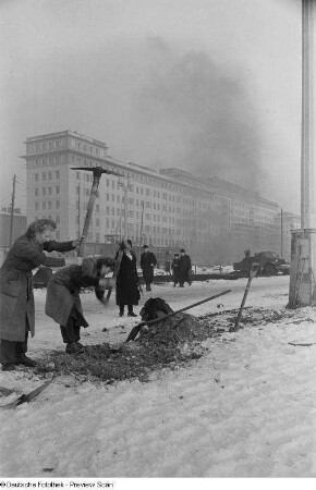 Frauen bei Aufbauarbeiten in der Stalinallee (heutige Karl-Marx-Allee)