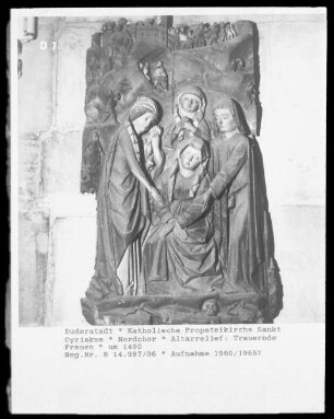 Relief eines Altares mit Maria und den trauernden Frauen