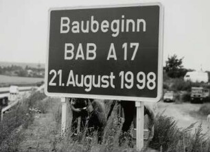 Offizieller Baubeginn für die Bundesautobahn 17 am 21.08.1998 am künftigen Autobahndreieck Dresden-West. Schrifttafel : Dresden. Offizieller Baubeginn für die Bundesautobahn 17 am 21.08.1998 am künftigen Autobahndreieck Dresden-West. Schrifttafel
