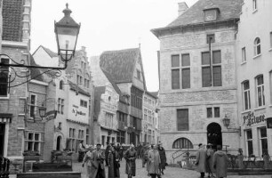 Brüssel: belgisches Dorf um 1900, Gasse, Vordergrund Laterne