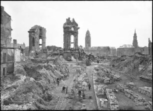 Münzgasse : Trümmerberäumung an der Frauenkirche, von der Münzgasse aus gesehen