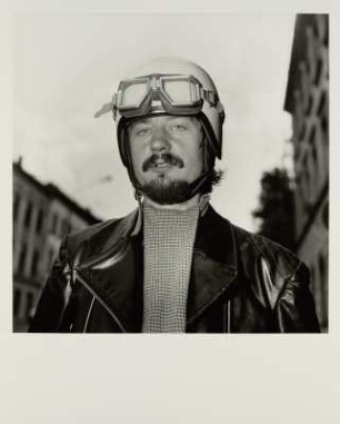 Junger Mann mit Motorradhelm, Zwickau