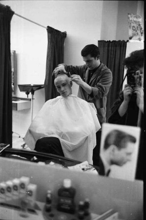 Schneiden einer Glatze beim Friseur.